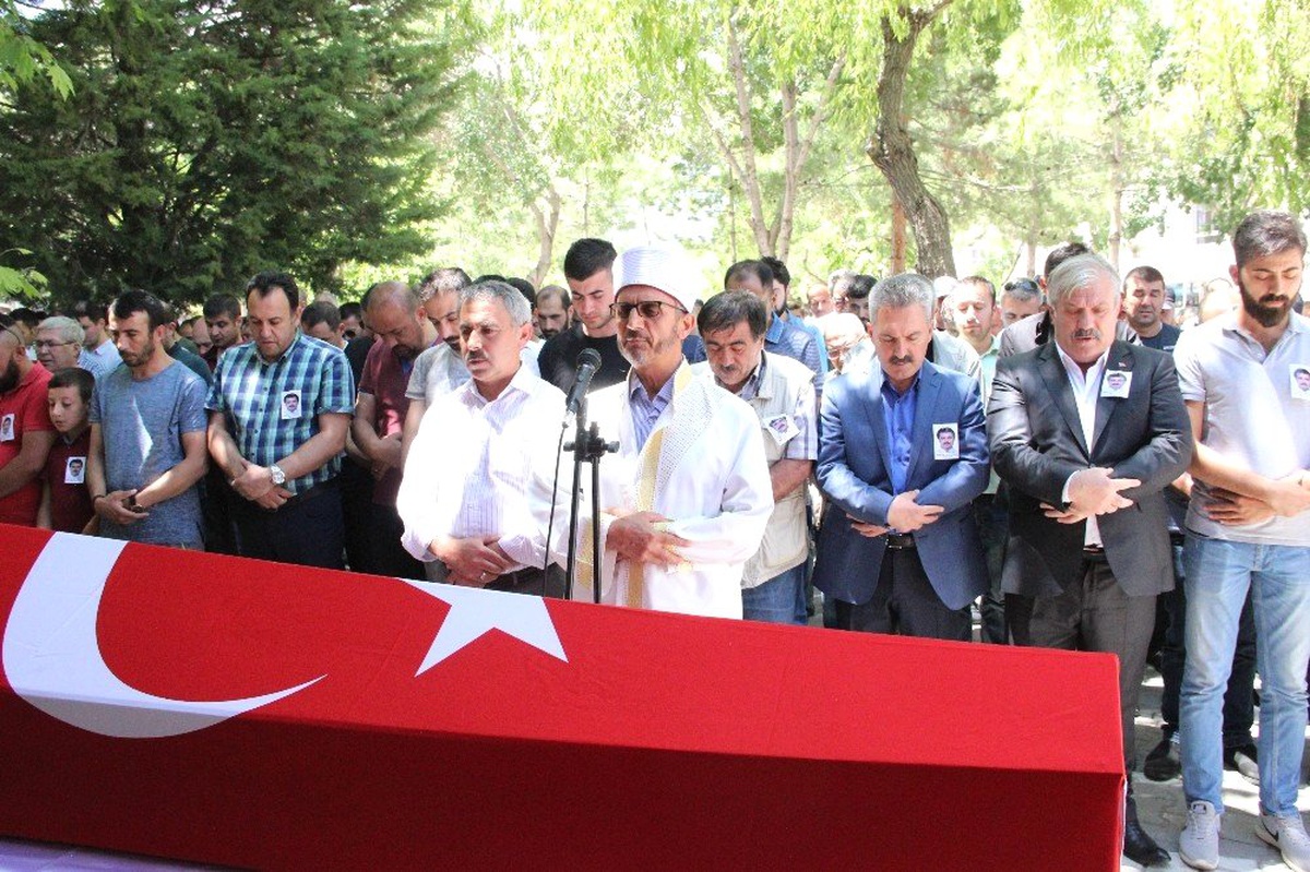 Kansere yenik düşen polis memuru son yolculuğuna uğurlandı