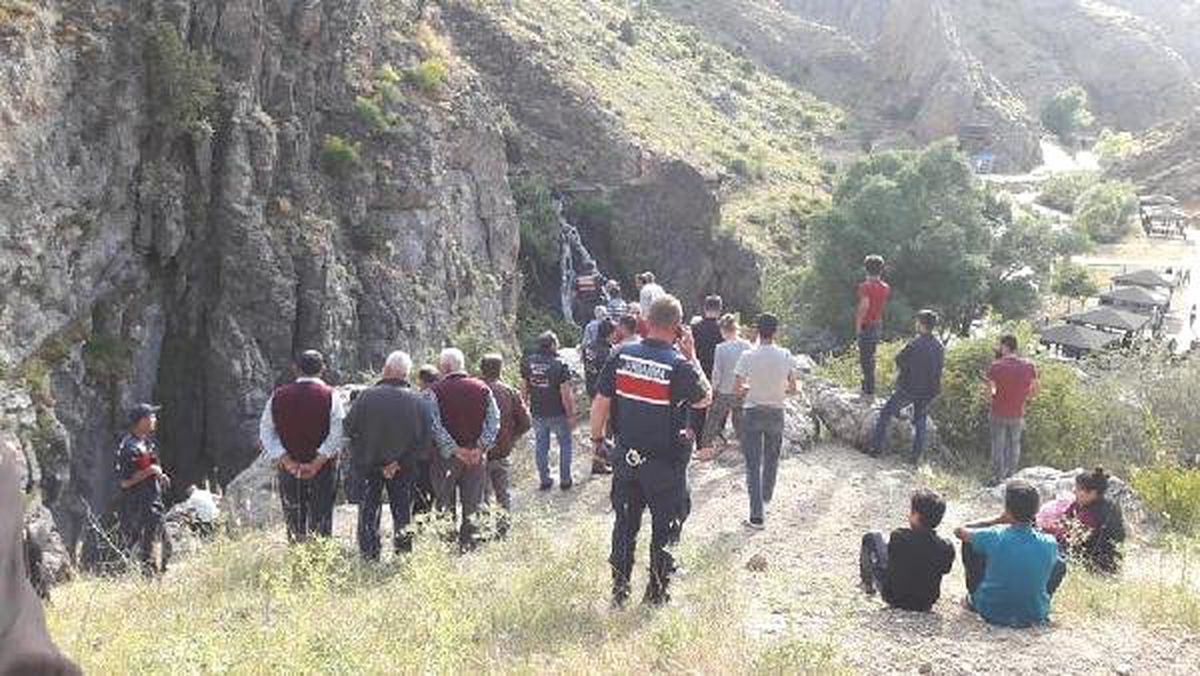 Kayseri\'de şelaleye düşen genç kayboldu