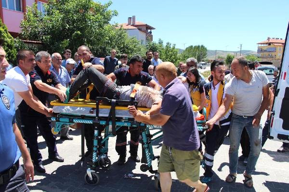Motosiklet ile hafif ticari araç çarpıştı: 2 yaralı