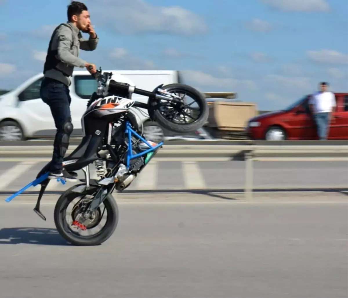 Motosikletli maganda 15 Temmuz Şehitler Köprüsü\'nde tek tekerle ilerledi