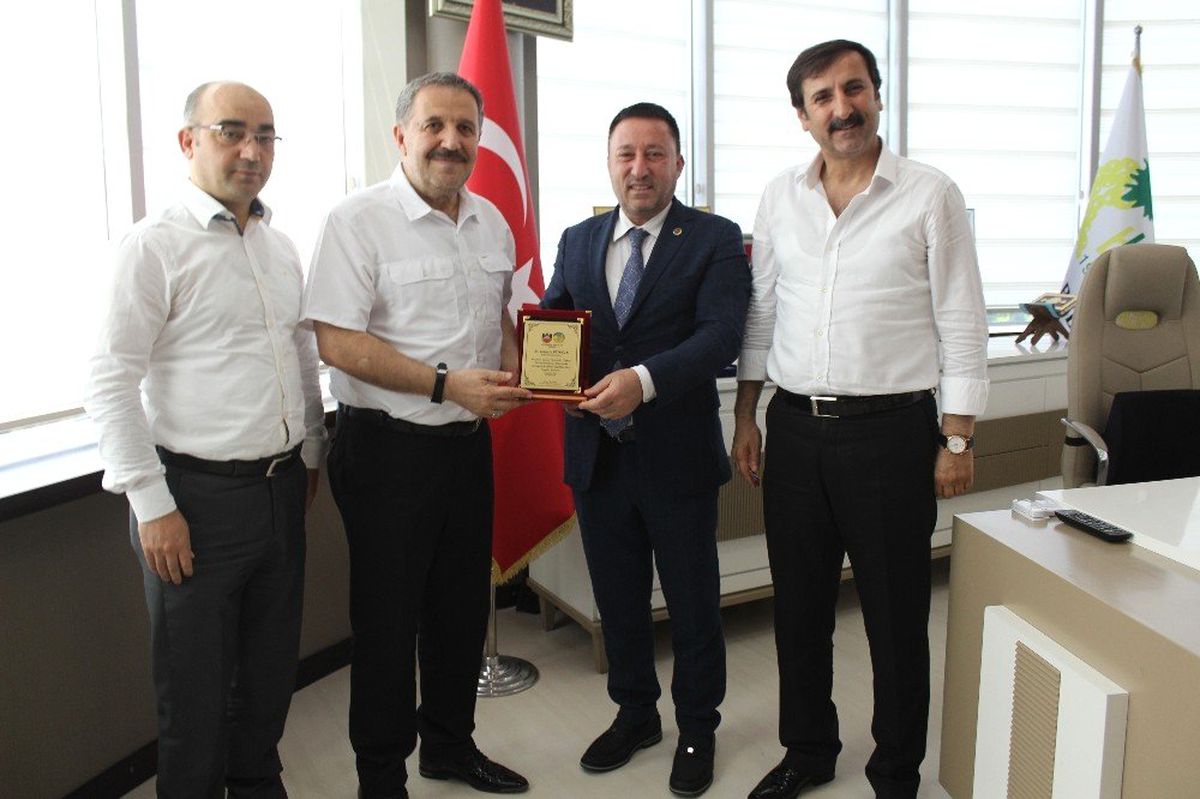 Öktüren\'den Başkan Beyoğlu\'na teşekkür plaketi