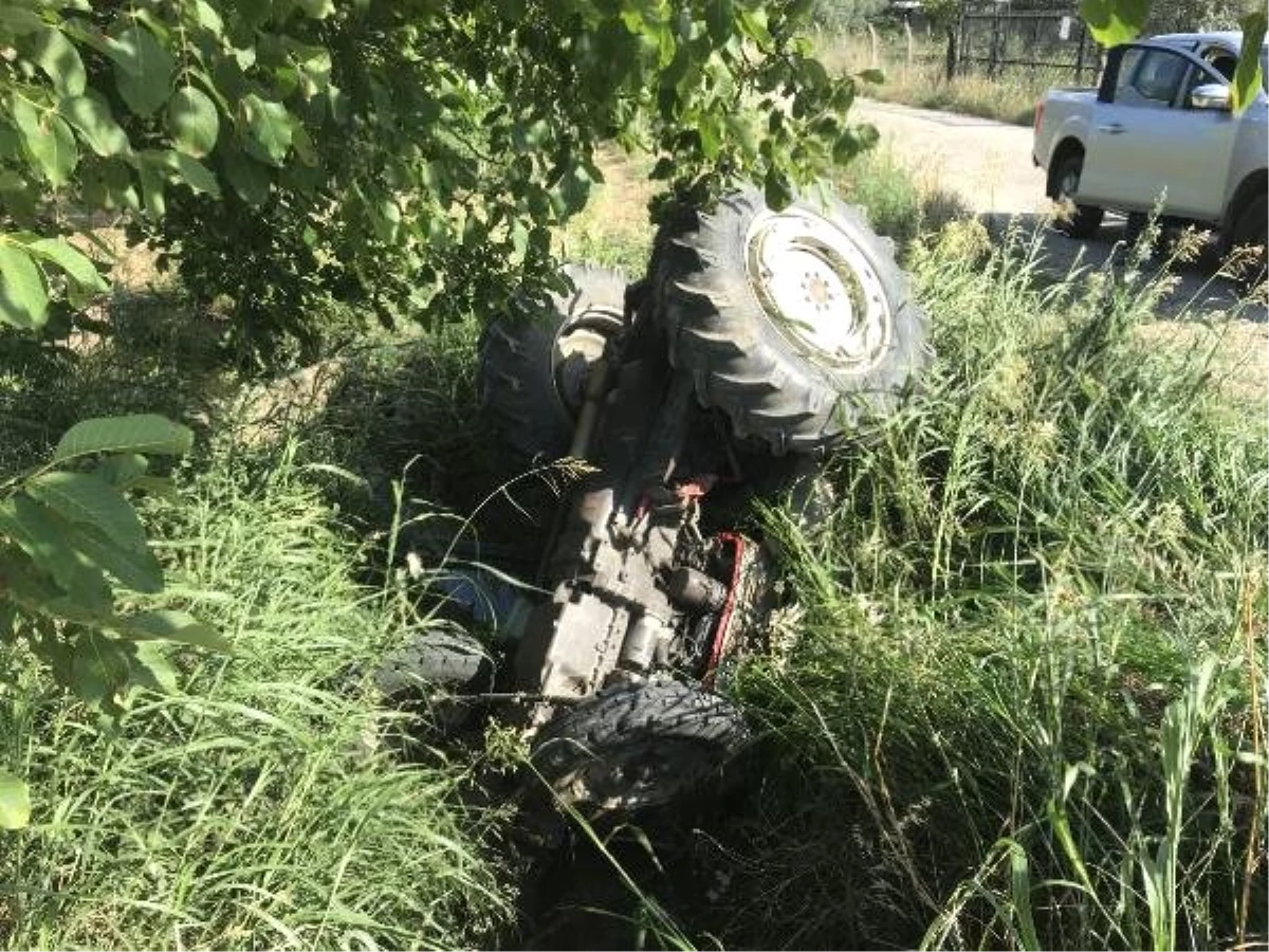 Otomobilin çarptığı traktördeki baba ve iki oğlu yaralandı