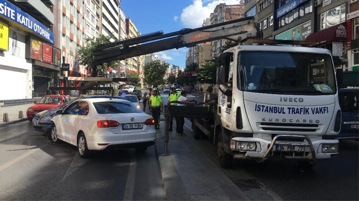 (Özel) Şişli\'de feci kaza trafiği kilitledi