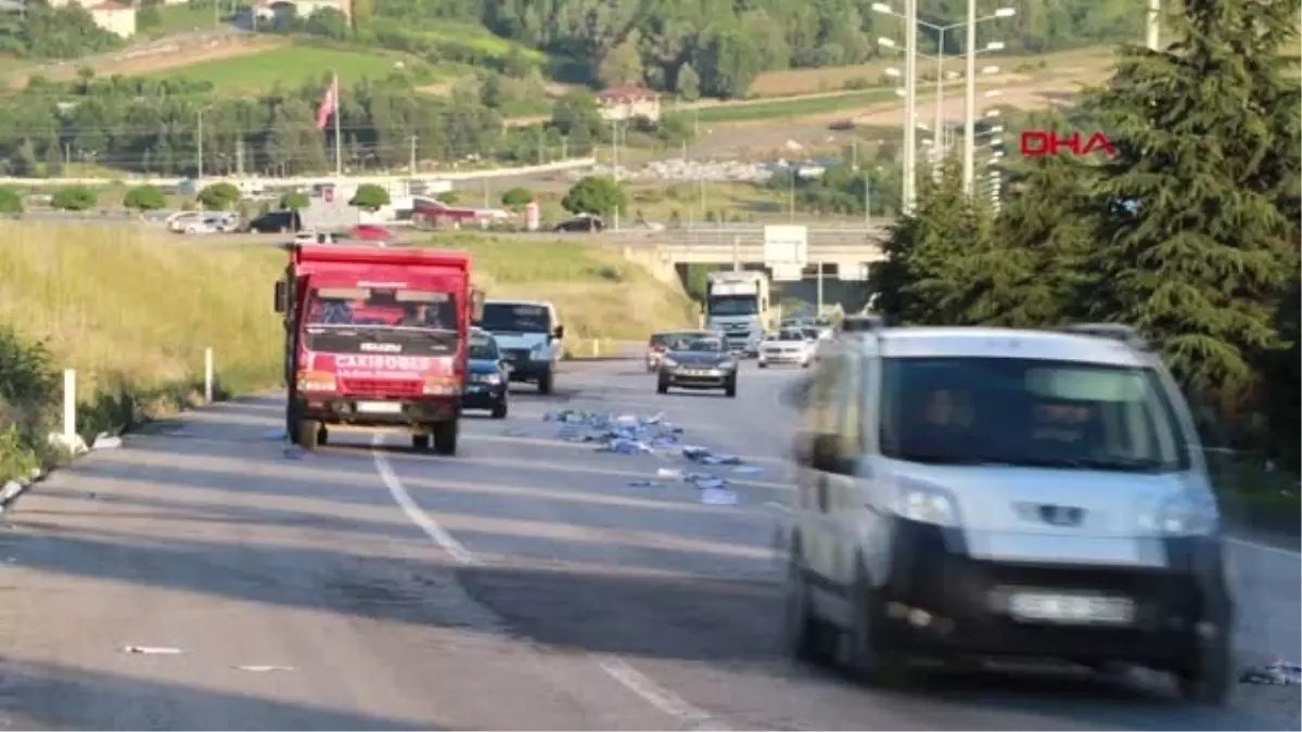 SAMSUN YOLA SAÇILAN KİTAPLAR, TRAFİĞİ TEHLİKEYE DÜŞÜRDÜ