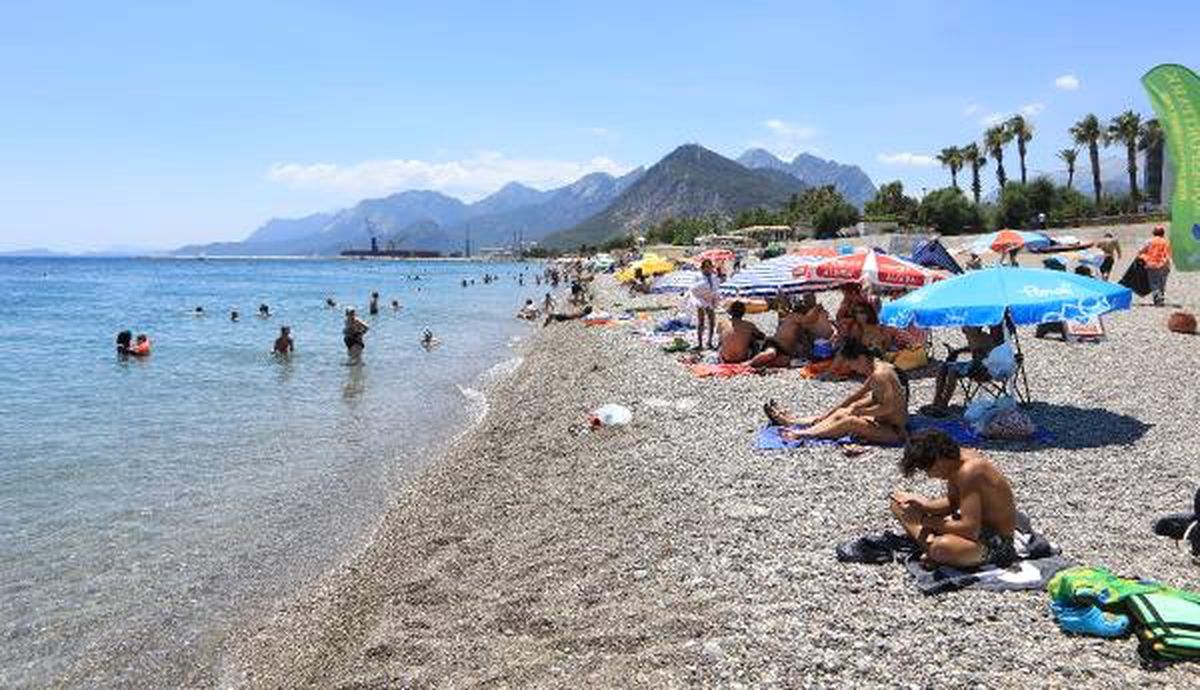 Sıcaktan bunalan sahile koştu