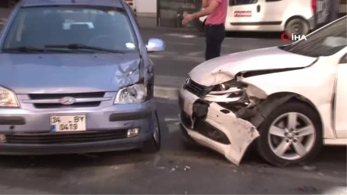 Şişli\'de refüjü aşan araç karşıdan gelen araçla kafa kafaya çarpıştı