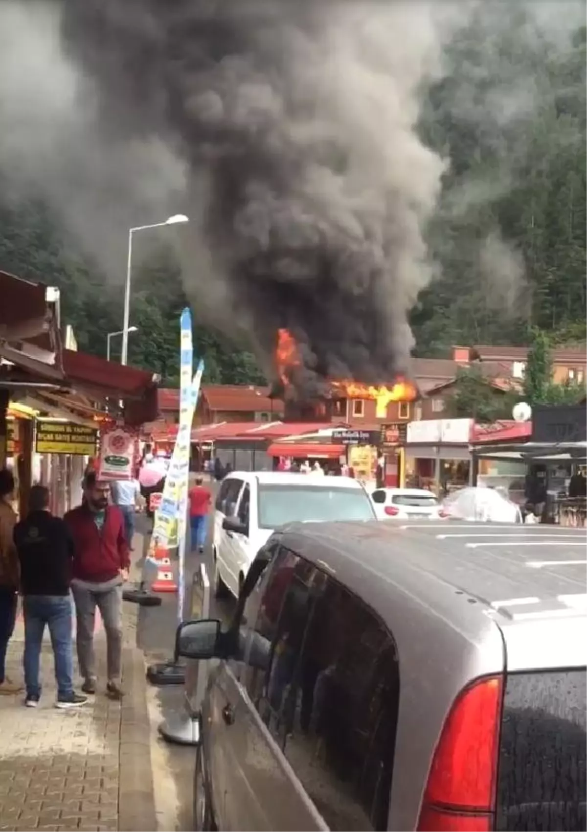 Turizm merkezi Uzungöl\'de pansiyon yangını