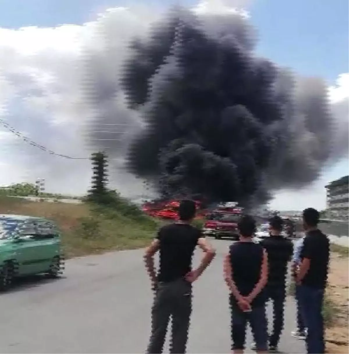 Tuzla\'da boş arazide bulunan 3 tekne alev alev yandı