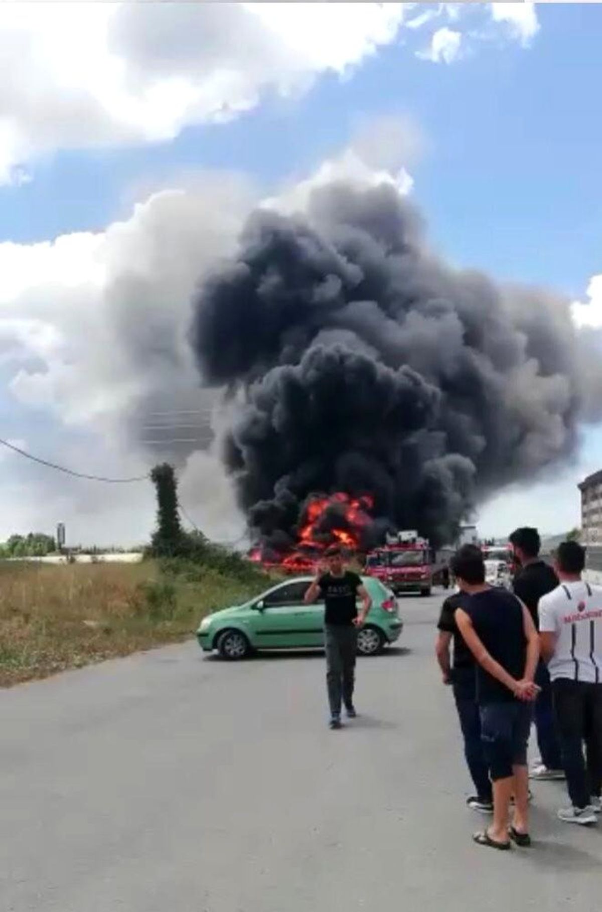 Tuzla\'da boş arazideki teknelerde yangın