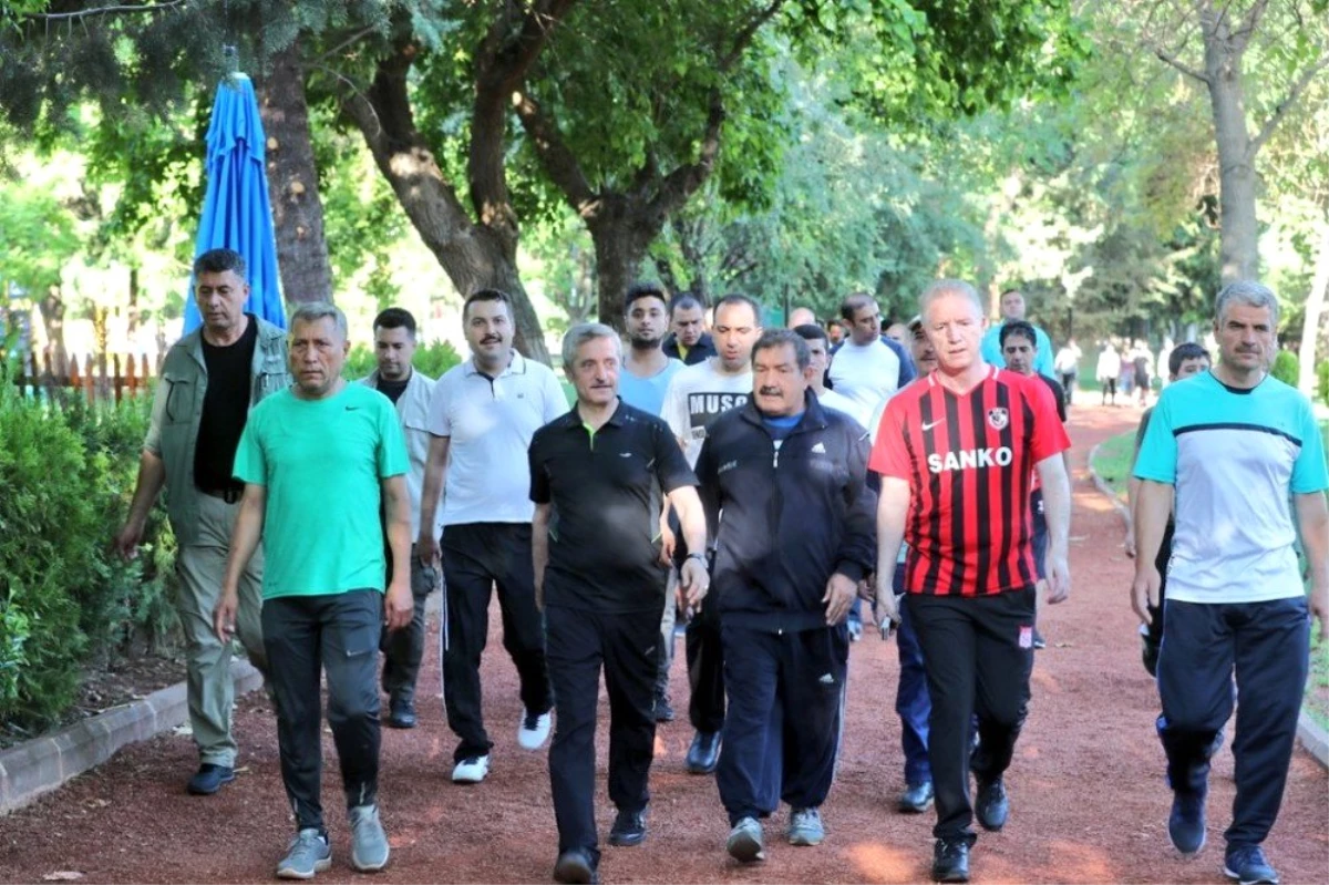 Vali Gül ve Başkan Tahmazoğlu, vatandaşlarla sağlıklı yaşam için yürüdü