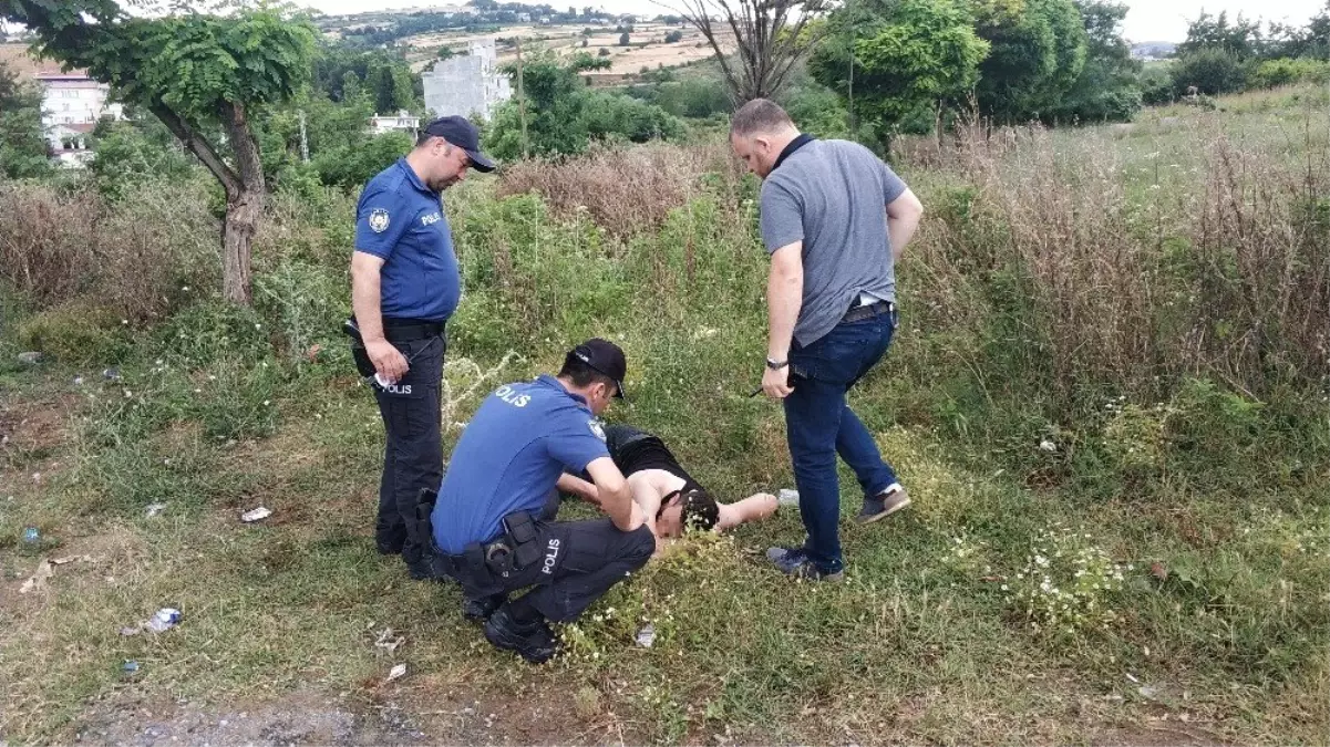 Yol kenarında yatan genç polisi alarma geçirdi