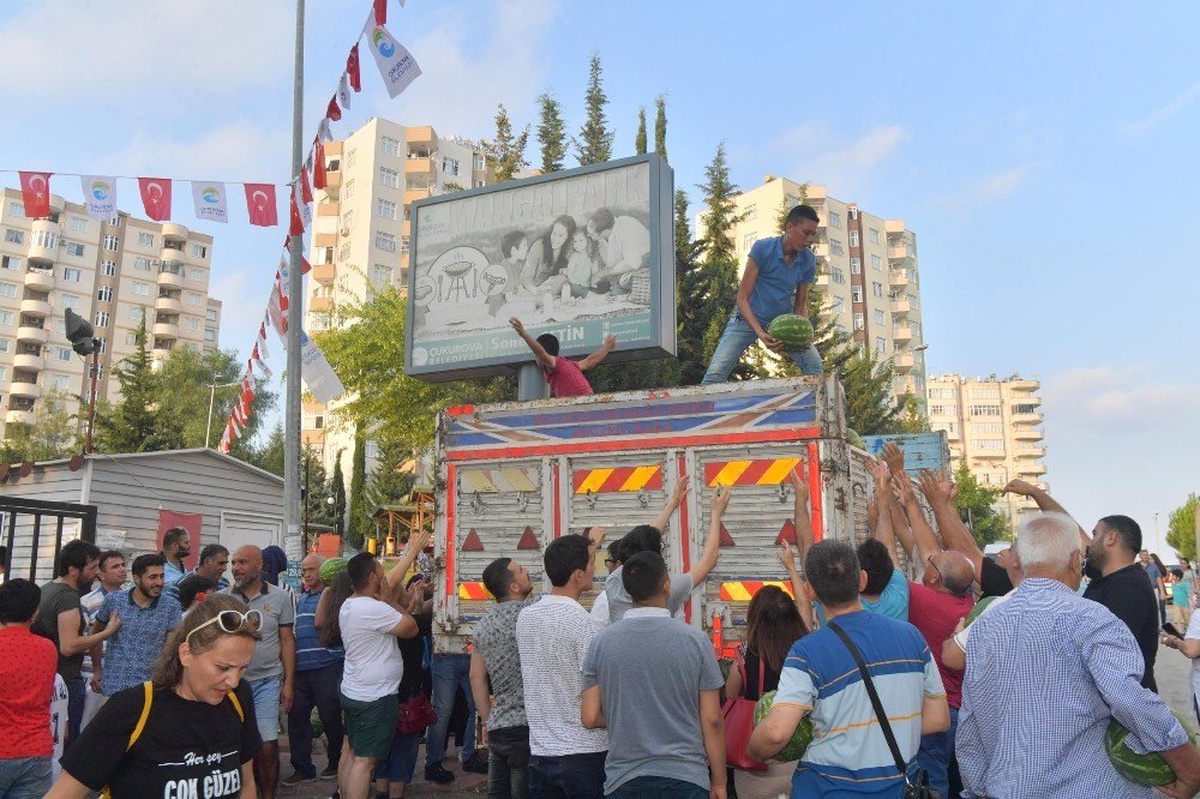 Adana\'da 15 ton karpuz vatandaşlara dağıtıldı
