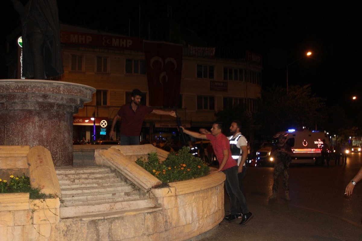 Amcasıyla barışmak için ortalığı birbirine kattı