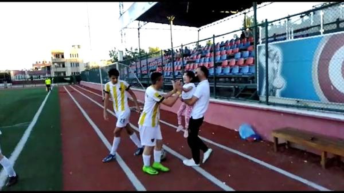 Attıkları gollerle engelli Kübra\'ya büyük sevinç yaşattılar