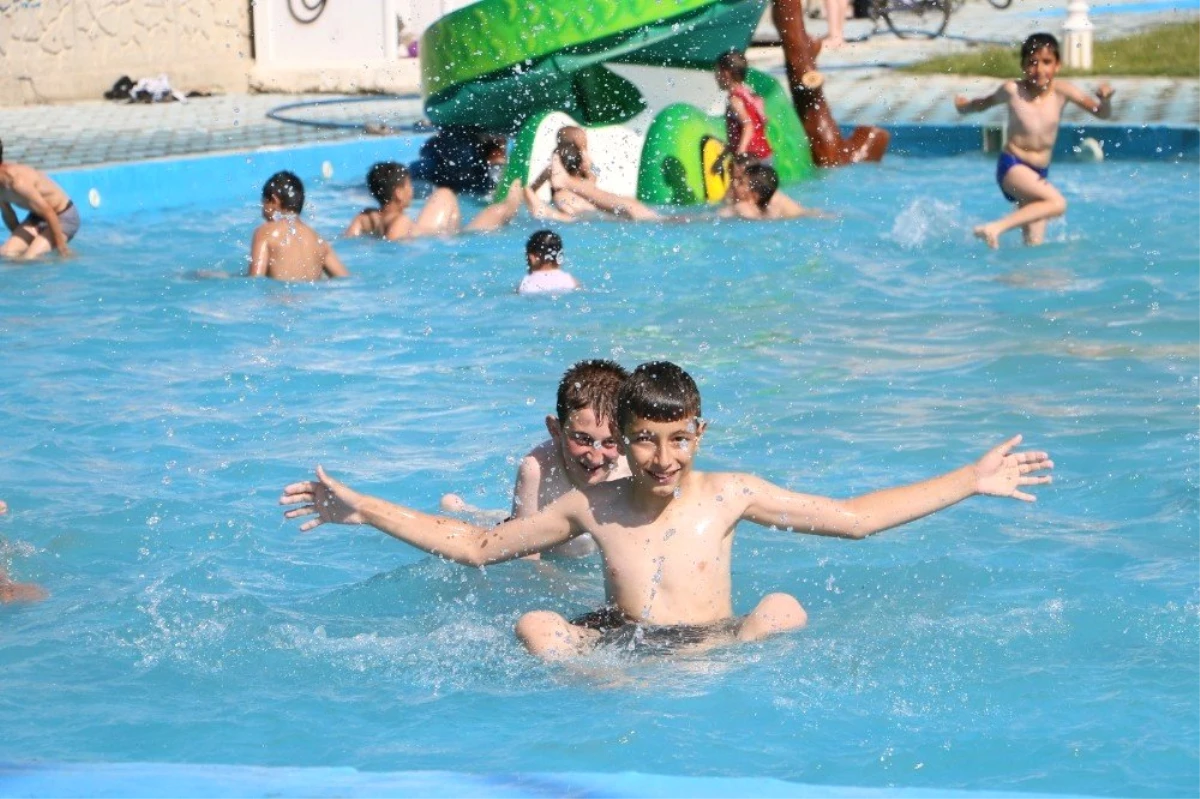 Aziziye\'de çocukların yeni gözdesi oyun havuzlu park
