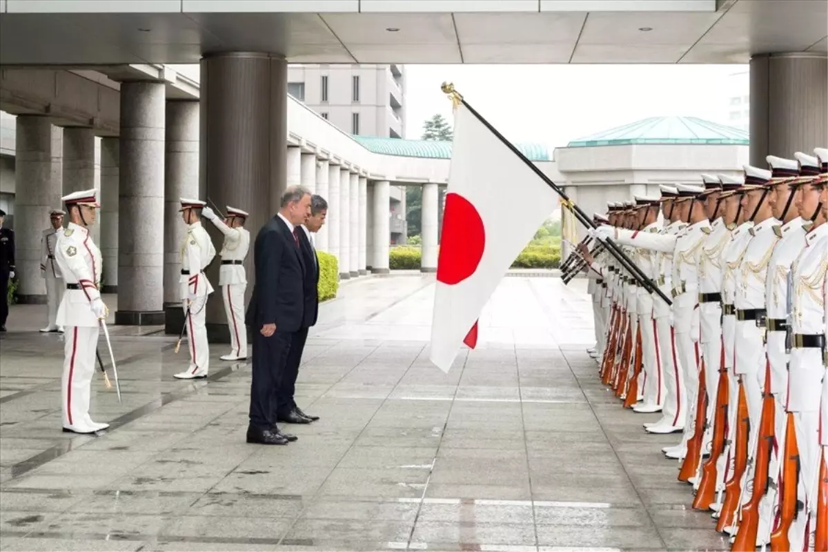 Bakan Akar, Japon mevkidaşı tarafından Askeri törenle karşıladı