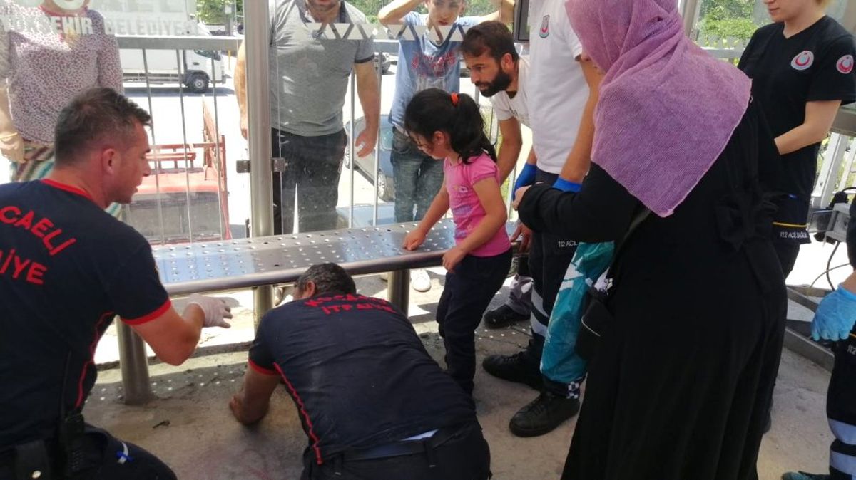 Banka parmağı sıkışan çocuğu itfaiye kurtardı