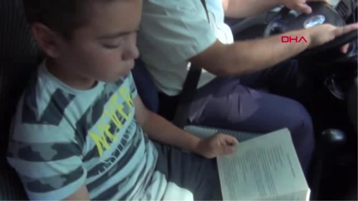 BURDUR Küçük futbolcular yolculuk sırasında kitap okuyor