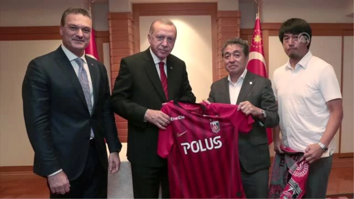Cumhurbaşkanı Erdoğan\'a, Alpay Özalan\'ın eski takımının forması hediye edildi