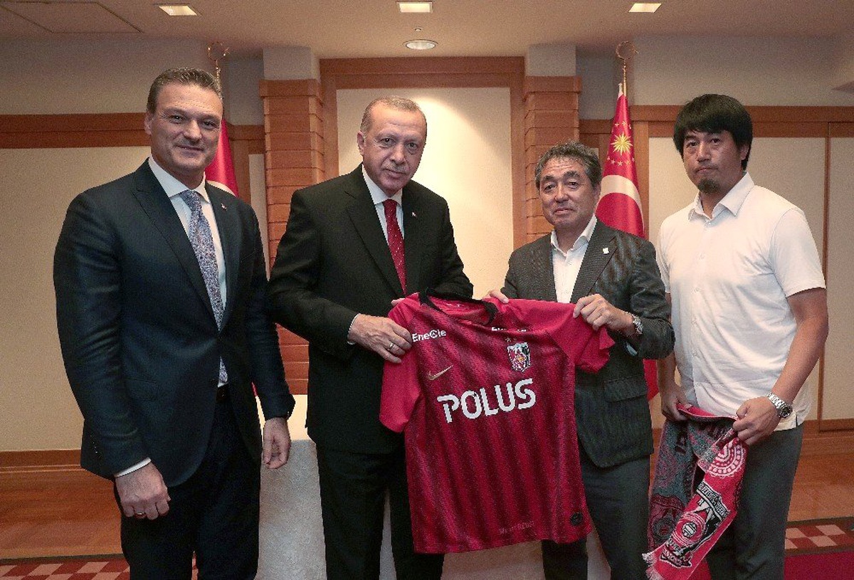 Cumhurbaşkanı Erdoğan\'a eski futbolcu Alpay ve yöneticilerinden hediye forma