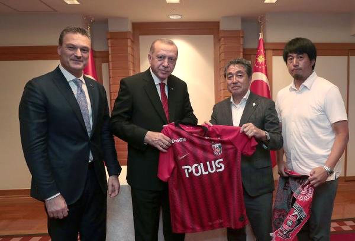 Cumhurbaşkanı Erdoğan\'a forma hediye edildi