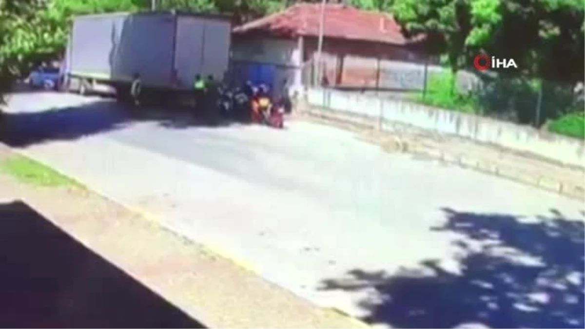 Dur ihtarına uymayan motosikletli, trafik polisine böyle çarptı