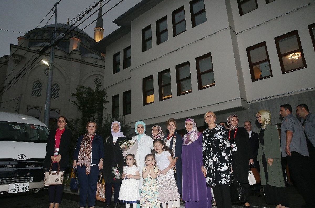Emine Erdoğan\'ın Tokyo\'da Yunus Emre Enstitüsü ziyaret etti