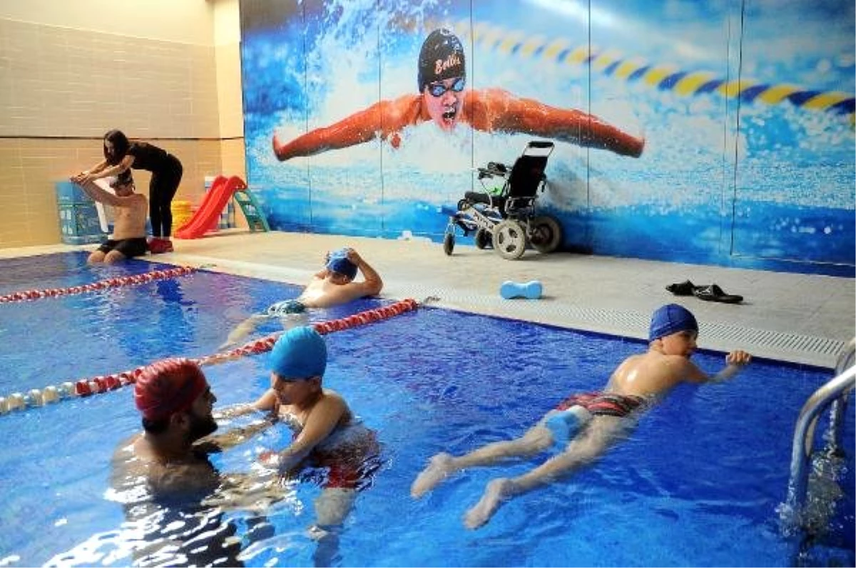 Engelli çocukların havuzda yüzme hayalini gerçekleştiriyorlar