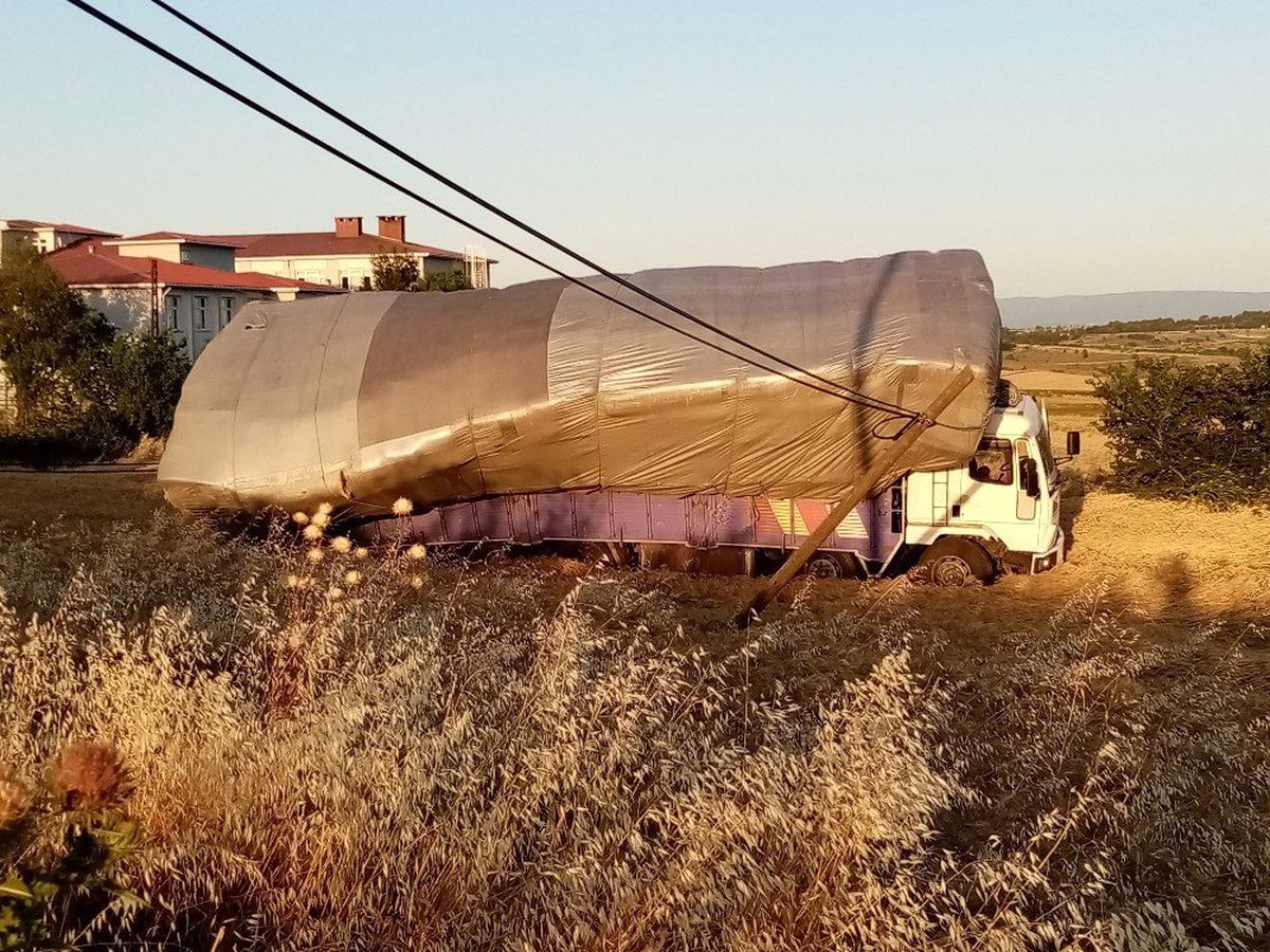 Freni patlayan kamyonu telefon kabloları kurtardı
