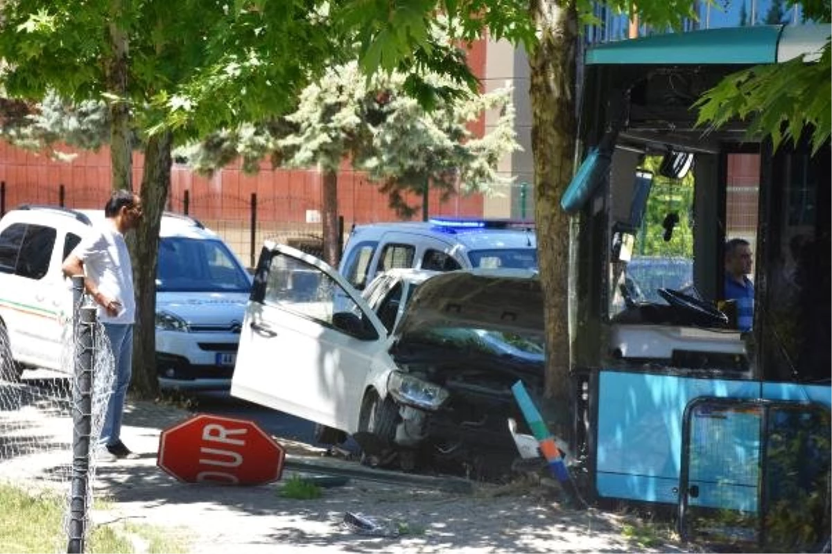 Halk otobüsü, önce otomobile sonra uyarı levhası ile ağaca çarptı: 7 yaralı