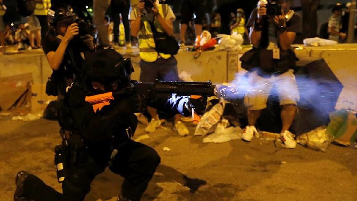 Hong Kong\'da protestocular Yasama Meclisi\'ni bastı, polisle göstericiler arasında çatışmalar çıktı
