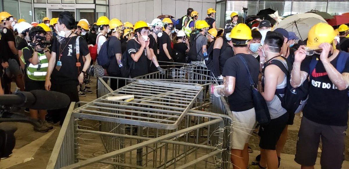 Hong Kong\'da suçluların Çin\'e iade edilmesini öngören yasa tasarısına karşı çıkan göstericiler,...