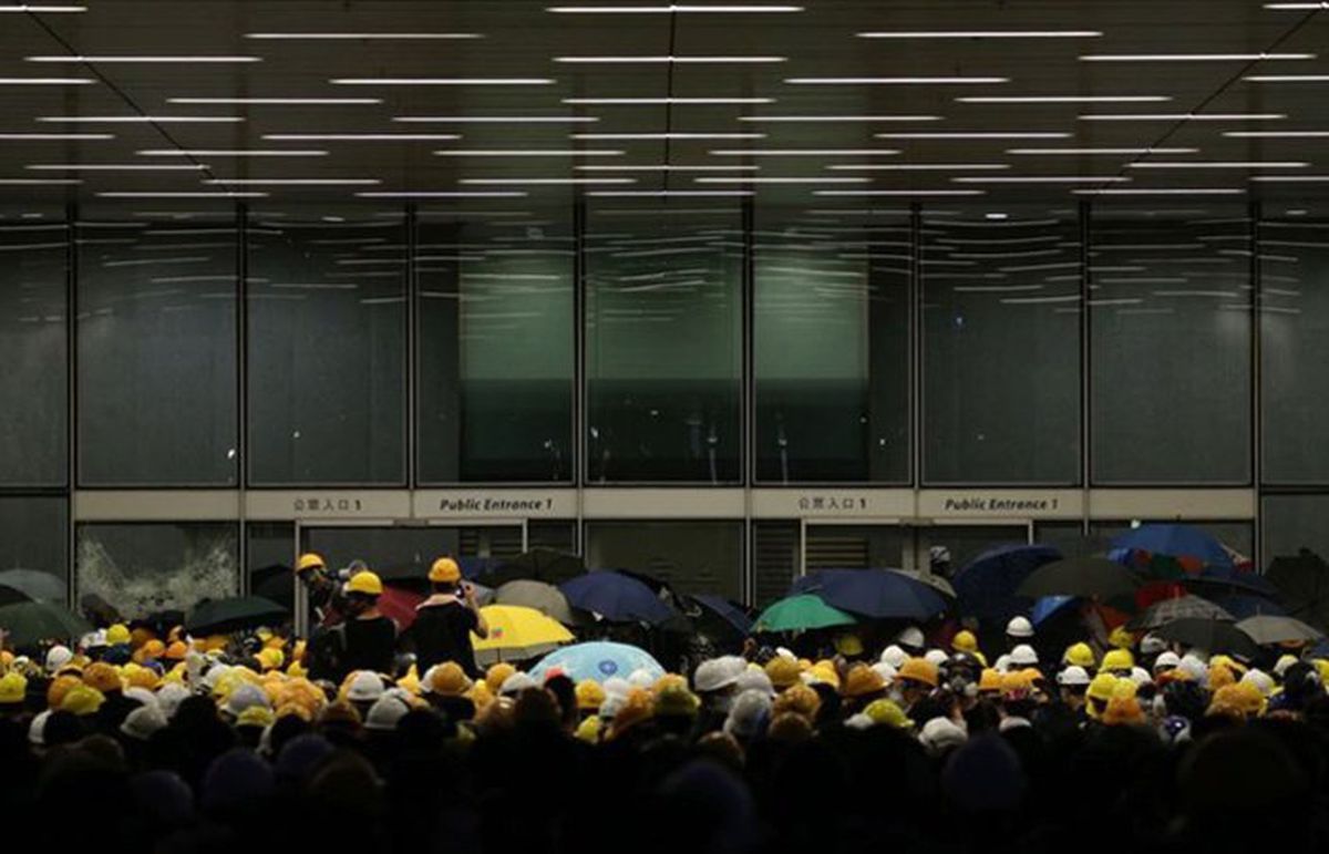 Hong Kong\'ta protestocular meclisi bastı