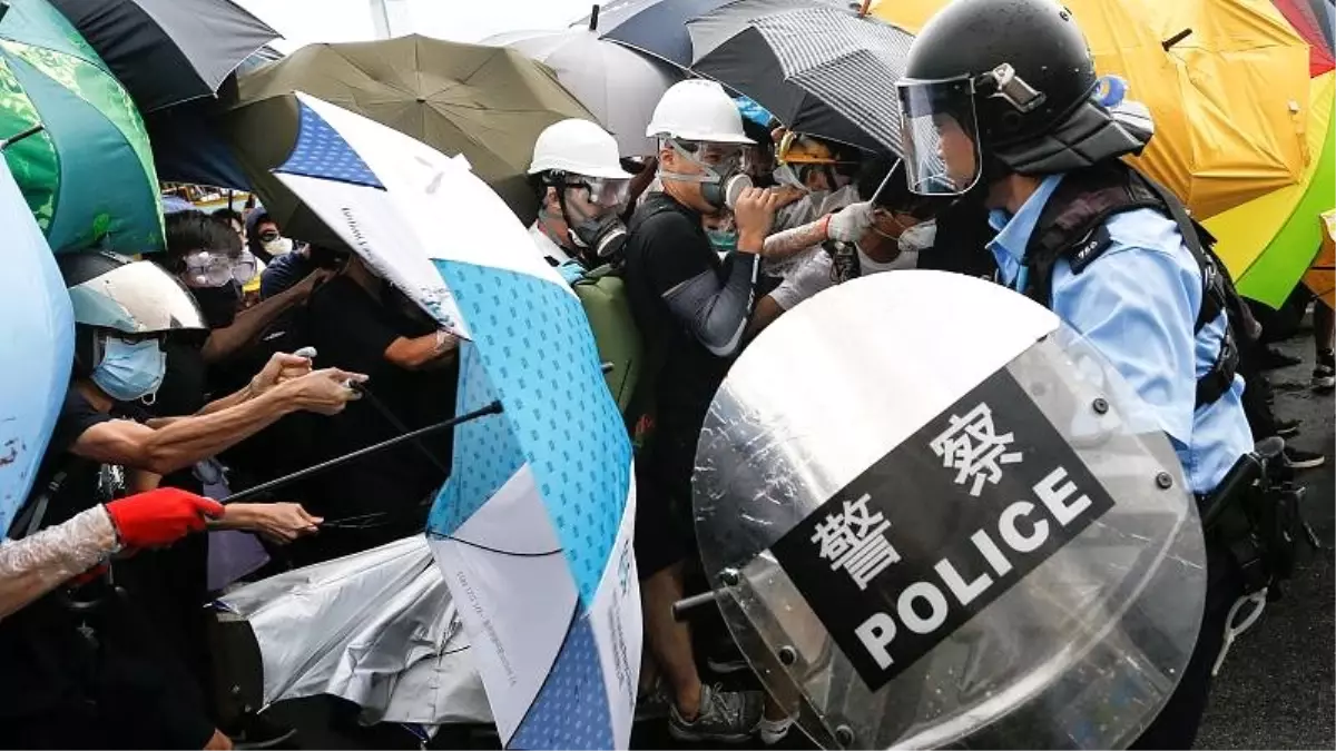 Hong Kong\'un İngiltere\'den Çin\'e geçişinin yıl dönümünde göstericilere biber gazlı müdahale