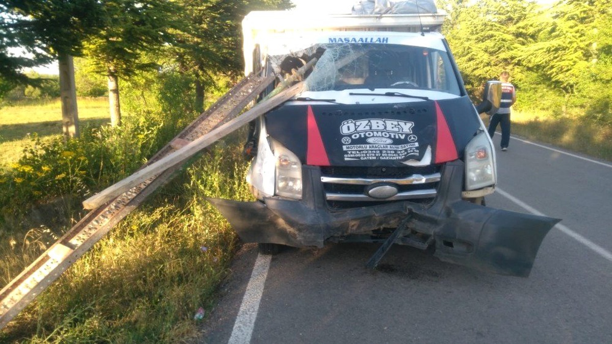 Isparta\'da feci kaza: Pat pattaki demirler kamyonete ok gibi saplandı