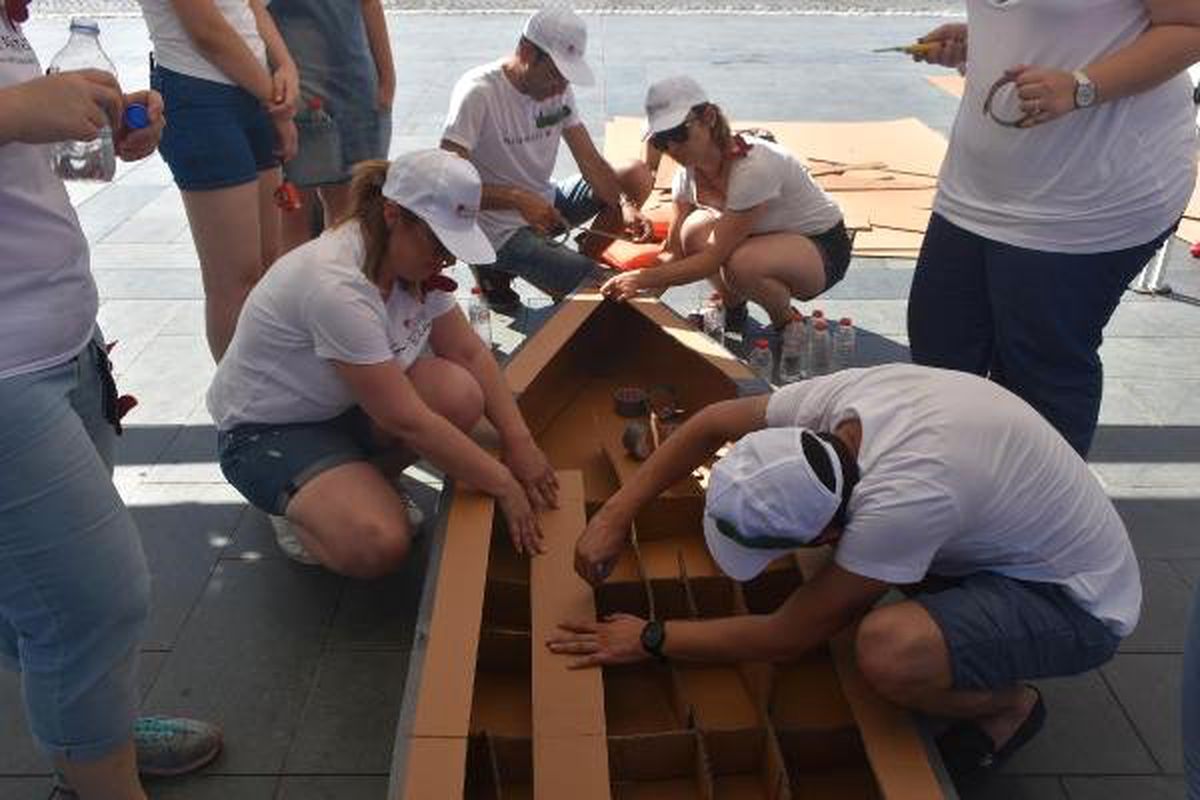 İzmir Körfezi\'nde kendi yaptıkları karton teknelerde battılar