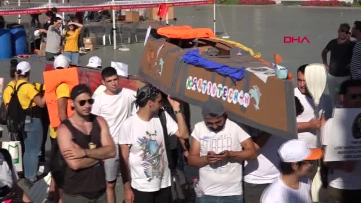 İzmir Körfezi\'nde kendi yaptıkları karton teknelerde battılar