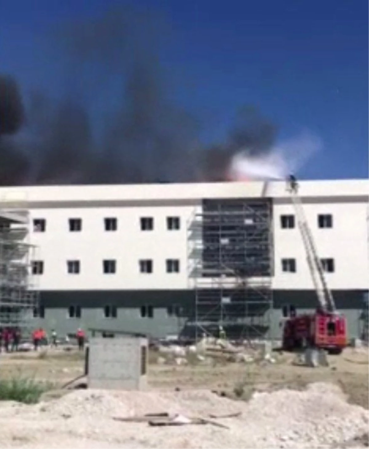 Kara Havacılık Okulu\'nda inşaat halindeki binada yangın