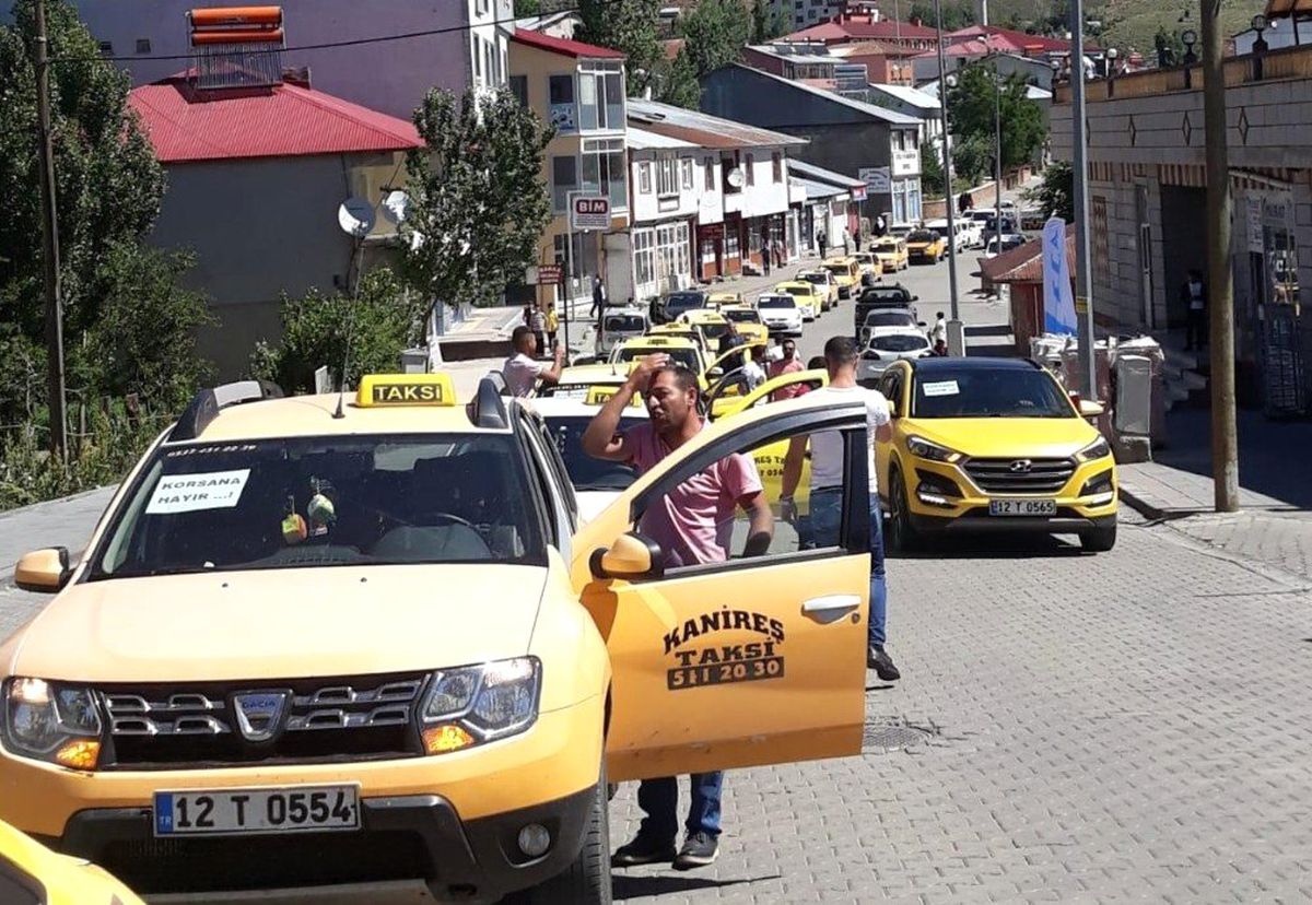 Karlıova\'da taksiciler kontak kapattı