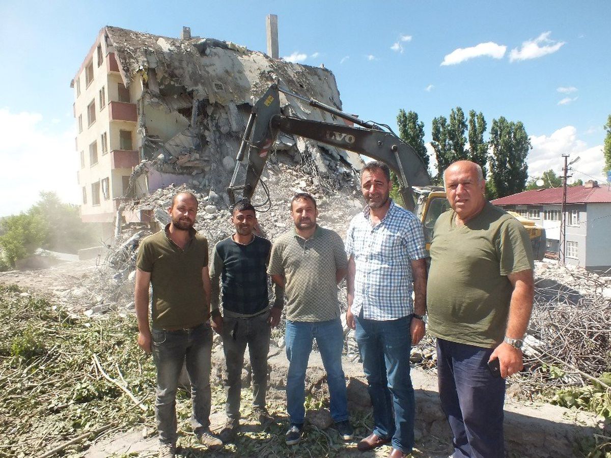 Kızılayın emektar binası yıktırıldı