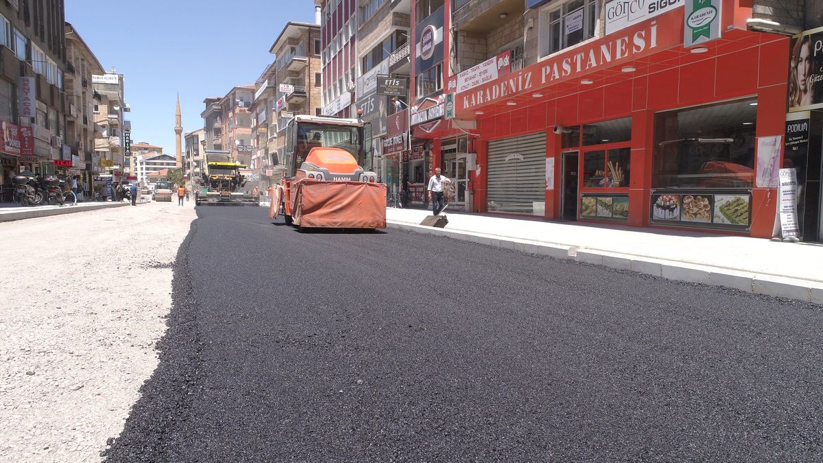 Lale caddesinde sıcak asfalt serimi başladı
