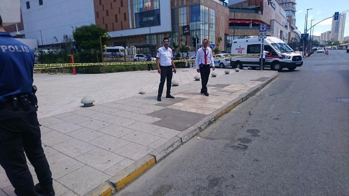 Maltepe\'de eski eşiyle tartışan şahıs kafasına silah dayadı