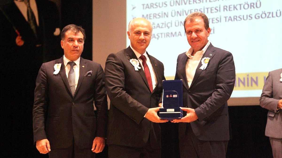 MEÜ Rektörü Çamsarı\'ya Tarsus Ticaret ve Sanayi Odasından teşekkür plaketi