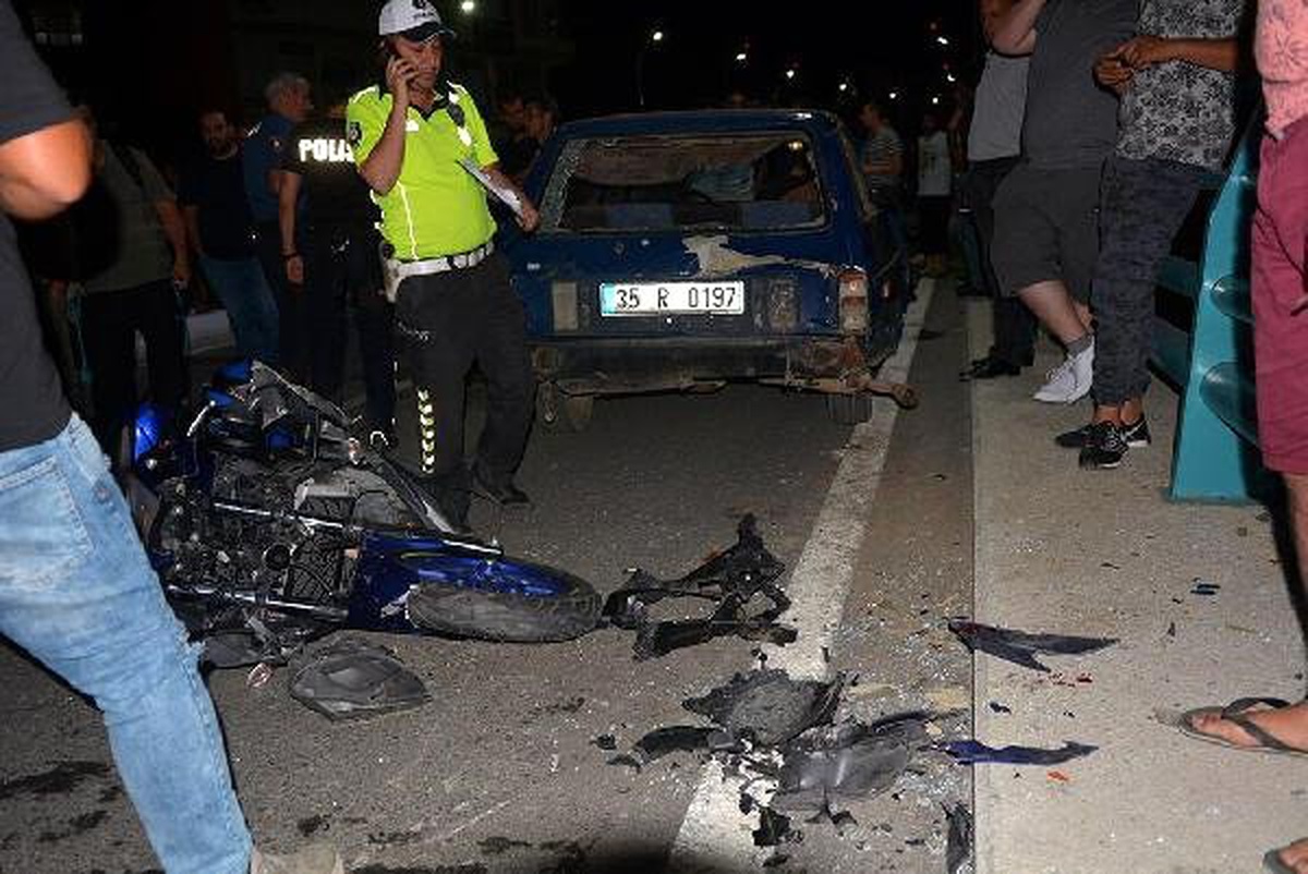 Motosiklet, park halindeki otomobile çarptı: 2 yaralı