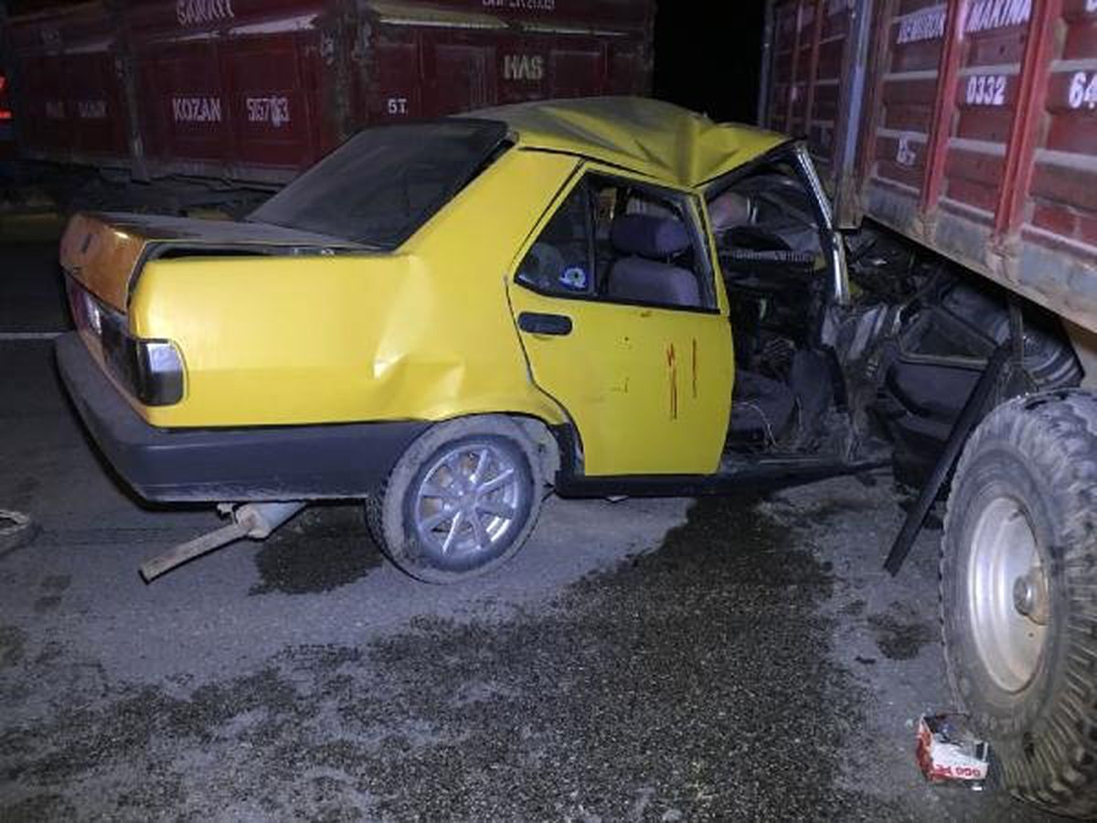 Otomobil, traktör römorklarına çarptı: 2 yaralı