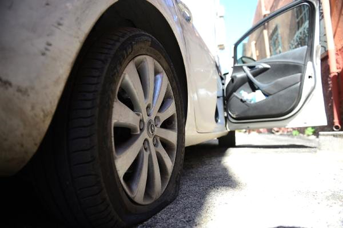 Otomobilin lastiğini patlatıp, ön koltuktaki para dolu çantayı çaldılar