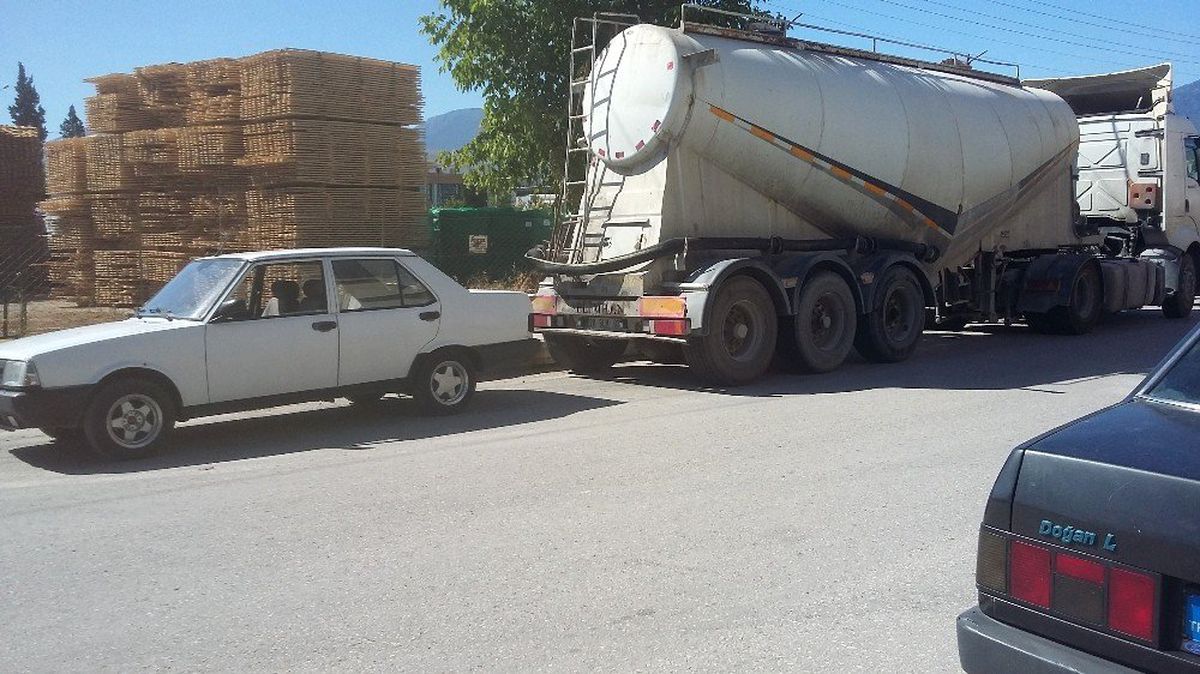 (Özel) Annesinin elini bırakıp yola çıkan çocuğa otomobil çarptı
