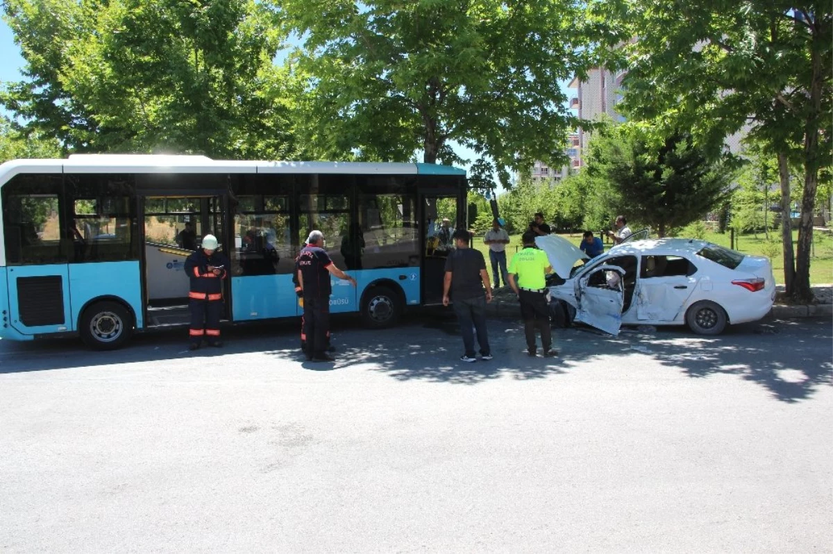 Özel halk otobüsü ile otomobil çarpıştı: 7 yaralı