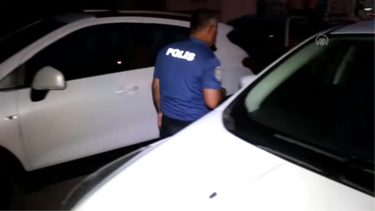 Polis aracın motoruna sıkışan yavru kediyi kurtardı