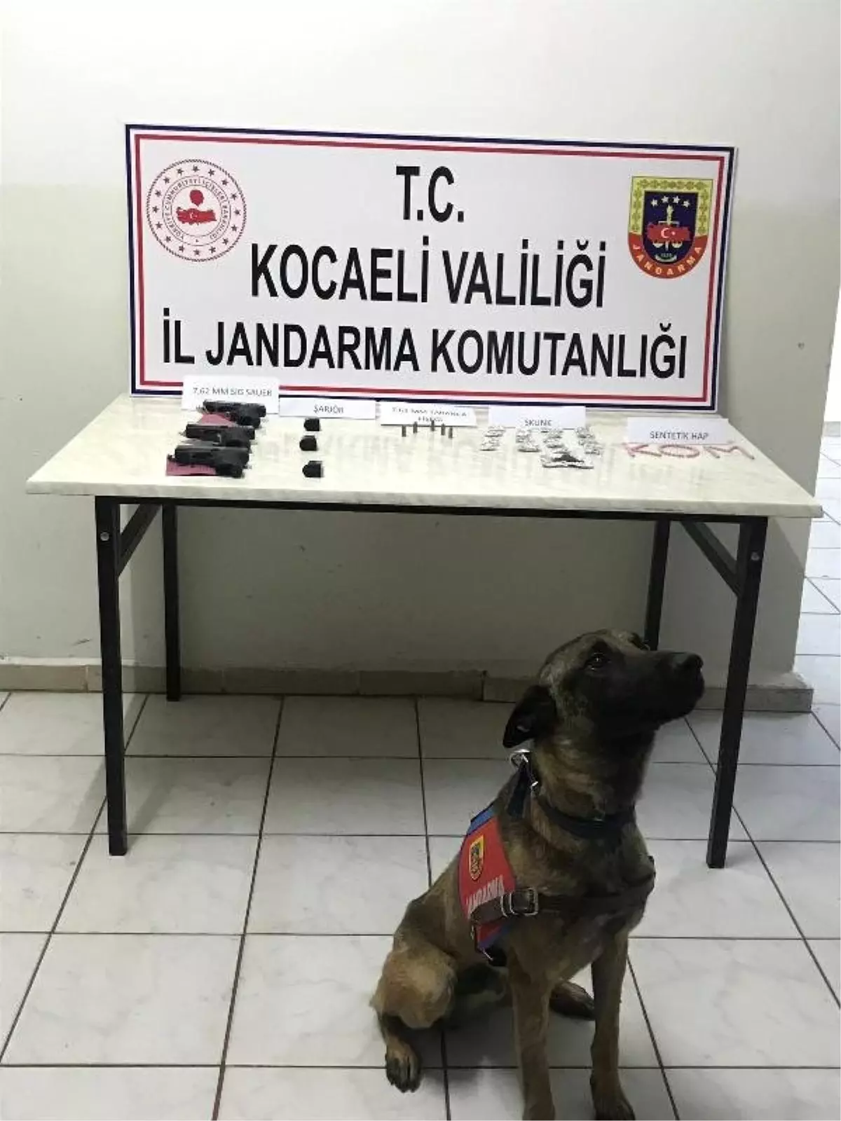 Silah ve uyuşturucu satıcısı jandarmadan kaçamadı